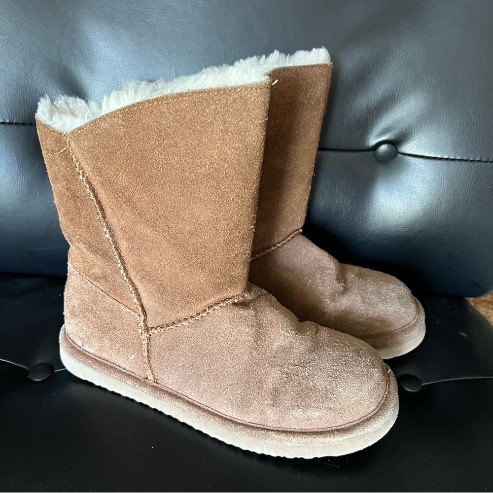 Women’s sz 9 fuzzy winter boots Tan